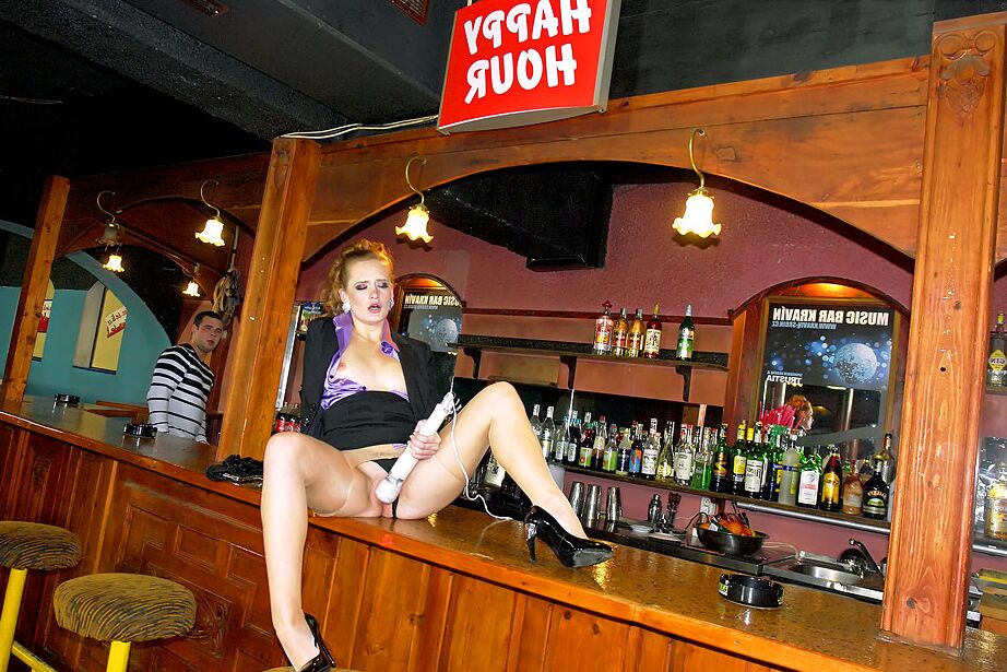 16P パンストを履いたふしだらな美女が彼女のおまんこをオナニーしてハードコアを犯される