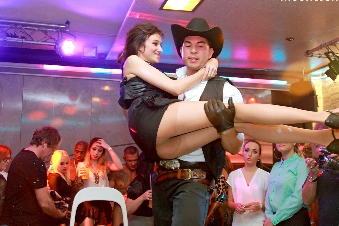 15P Garotas excitadas não conseguem resistir à tentação de chupar strippers masculinos