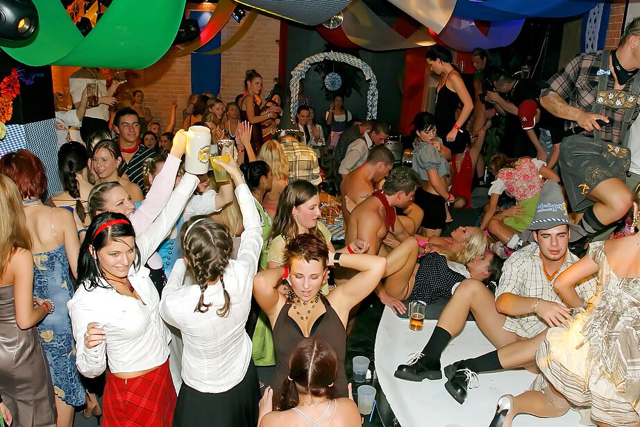 16P Courtiser des MILF européennes profitent d'une orgie sexuelle sauvage lors d'une soirée en boîte de nuit