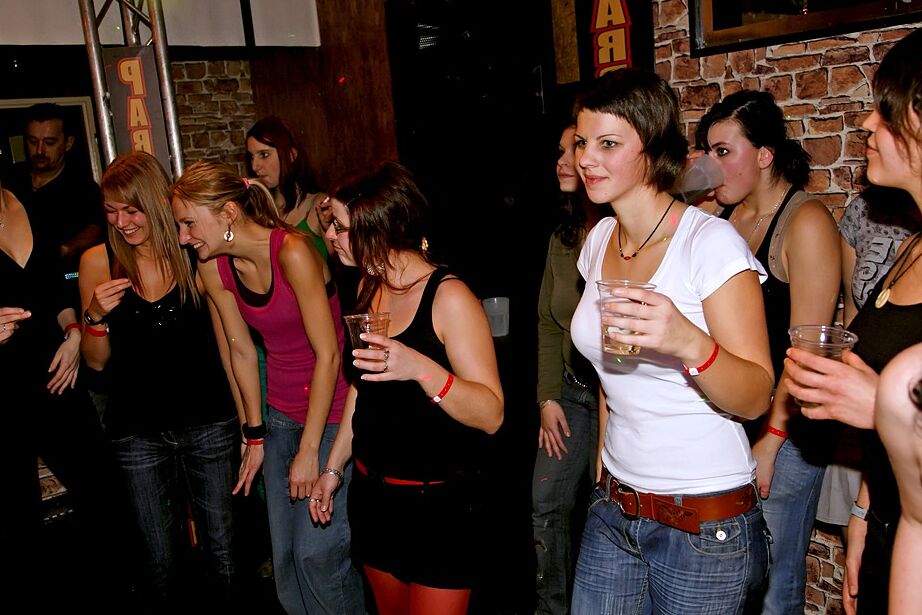 16P Amadores fodíveis ficando bêbados e enlouquecendo na festa do clube