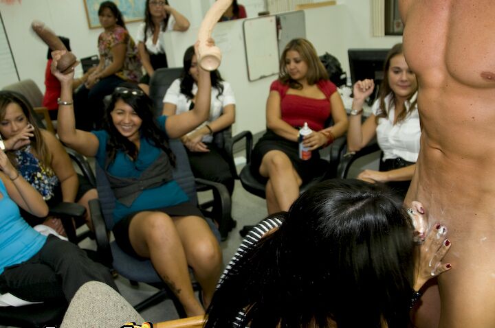 16P Une strip-teaseuse chaude reçoit des pipes lors d'une fête de bureau habillée avec des secrétaires