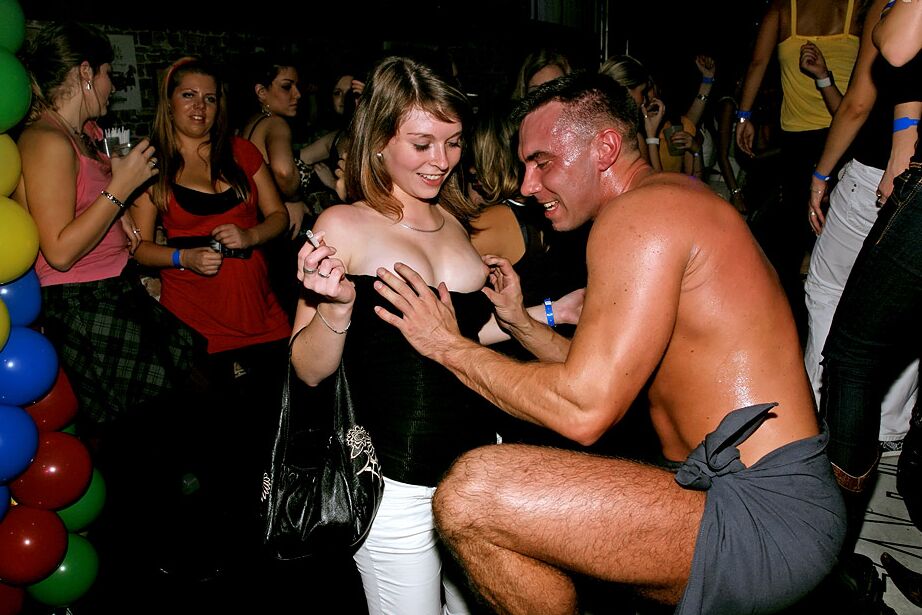 16P Des fêtards séduisants s'embrassent et baisent avec des strip-teaseurs excités