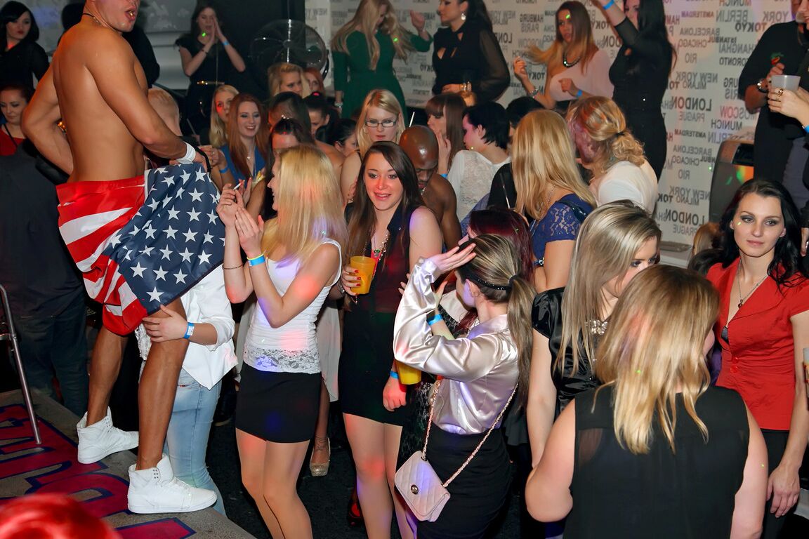 Garotas festejando no 15P Club se soltam com strippers masculinos depois de ficarem bêbadas