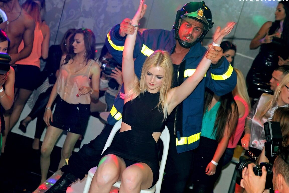 15P A noite das garotas com strippers masculinos fica selvagem quando elas começam a chupar pau