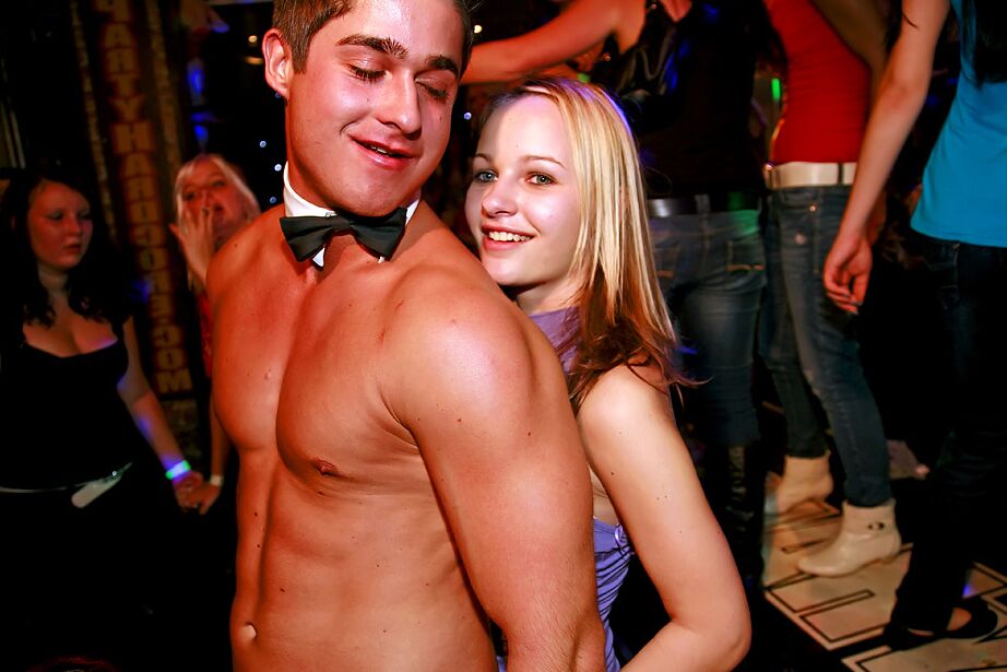 16P Garotas amadoras famintas de pau estão em uma festa selvagem com malestrippers