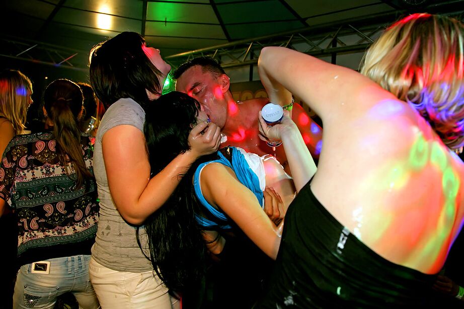 16P Garotas amadoras famintas de pau estão em uma festa selvagem com malestrippers