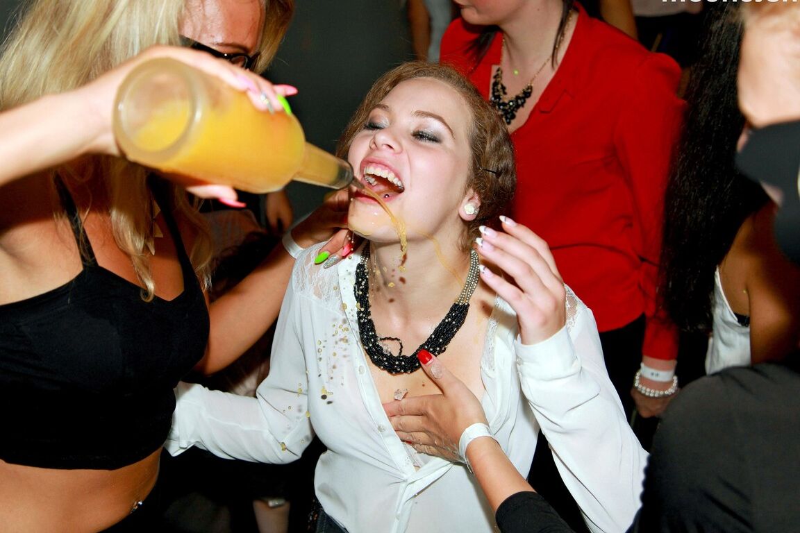 Les filles du 15P Club sucent une bite après s'être saoulées en regardant les strip-teaseurs