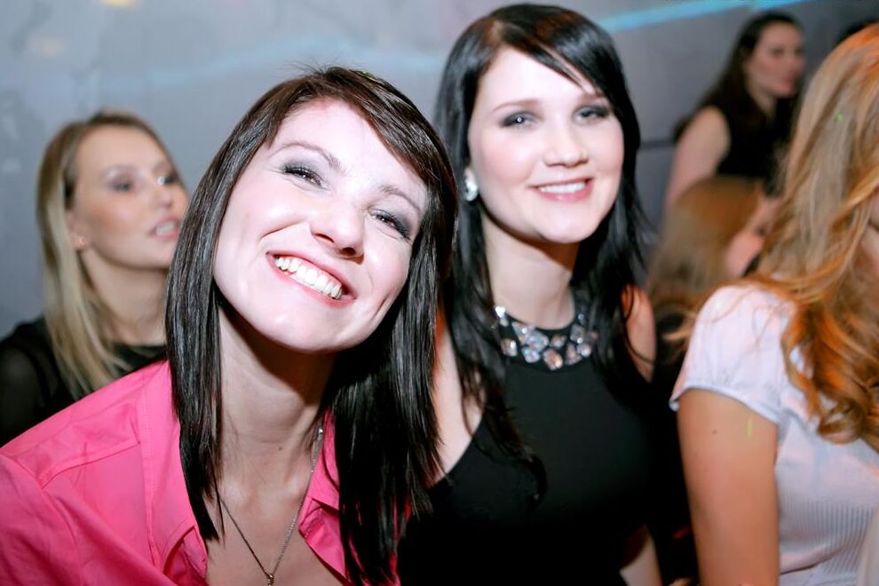 Les filles du 15P Club perdent leurs vêtements en suçant des danseurs