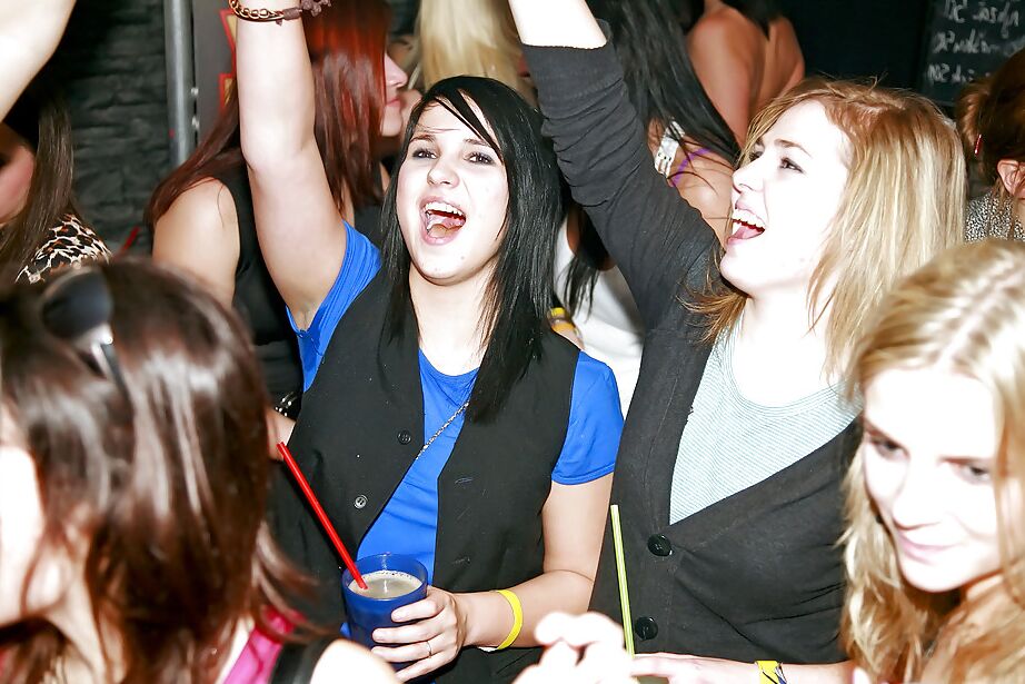 16P Chicas amateurs hambrientas de polla dando mamadas en la fiesta CFNM hardcore