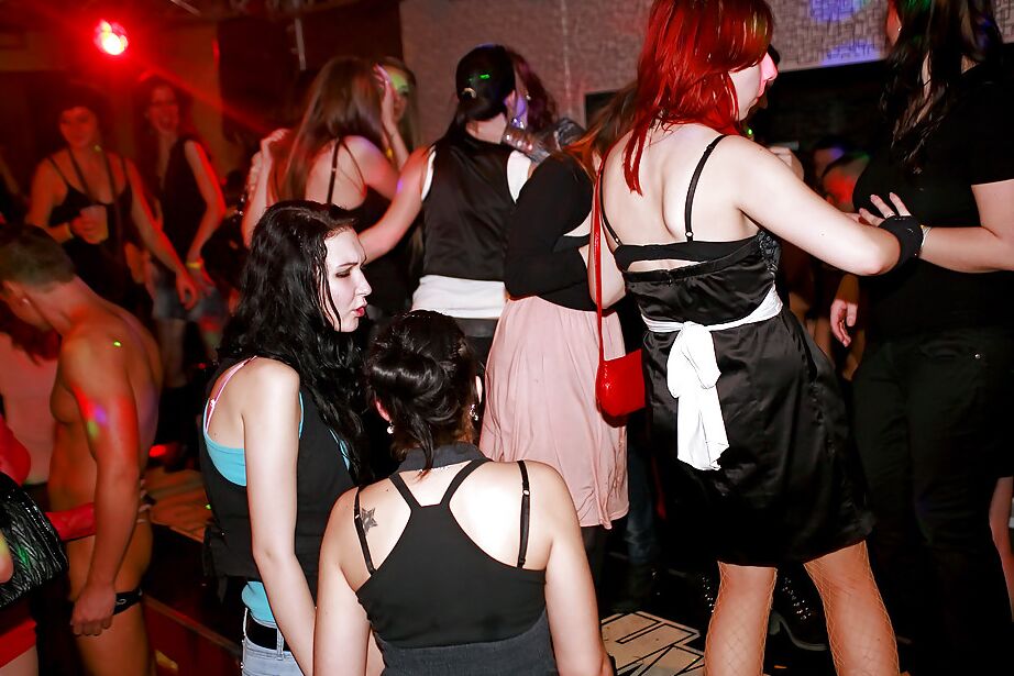 16P Chicas amateurs hambrientas de polla dando mamadas en la fiesta CFNM hardcore