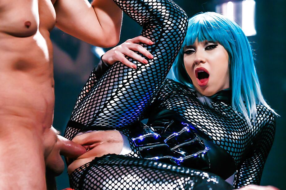 La estrella porno 16P Aria Alexander monta una polla y da sexo oral con un traje sin entrepierna