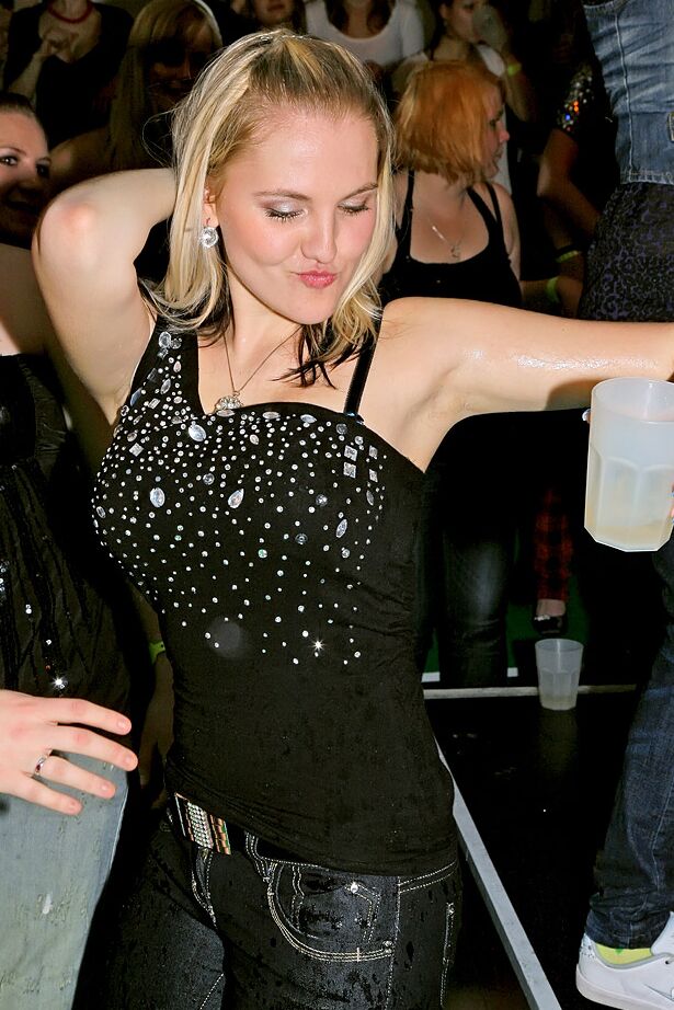 16P Slutty amateurs spend some good time with male strippers at the party