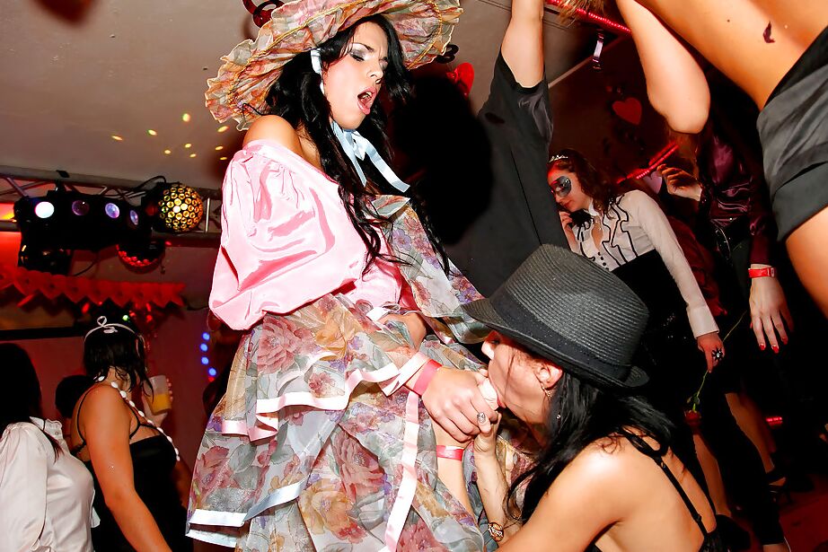 16P Geile Babes, die auf der Party Blowjobs geben und hart gefickt werden