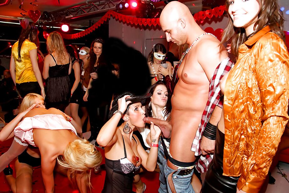 16P Geile Babes, die auf der Party Blowjobs geben und hart gefickt werden