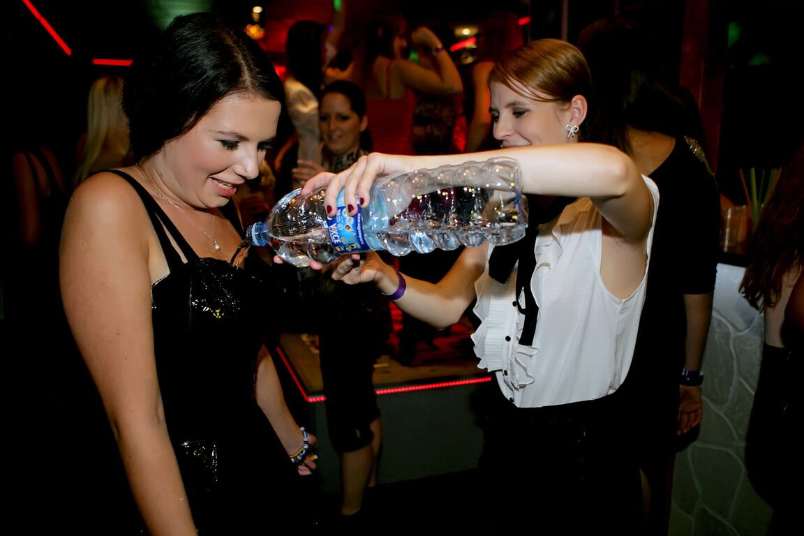15P Garotas européias excêntricas mostram suas habilidades de foder pau na festa CFNM