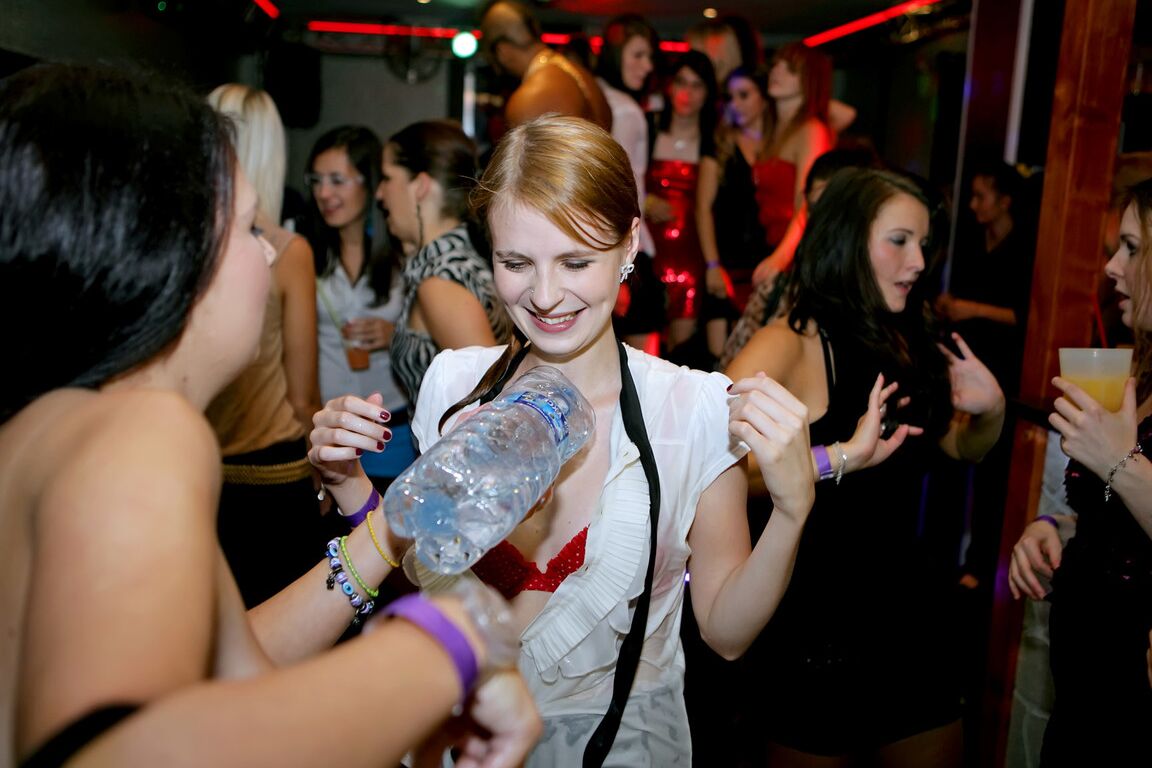 15P Garotas européias excêntricas mostram suas habilidades de foder pau na festa CFNM