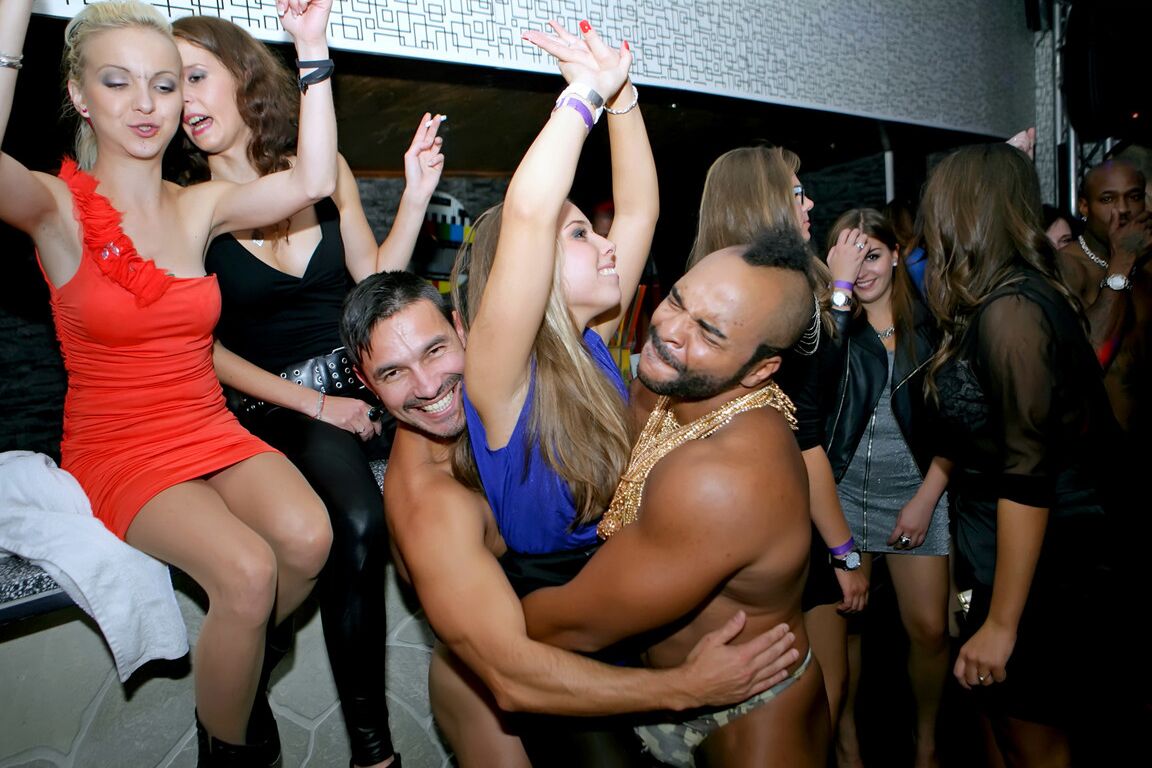 15P Garotas européias excêntricas mostram suas habilidades de foder pau na festa CFNM