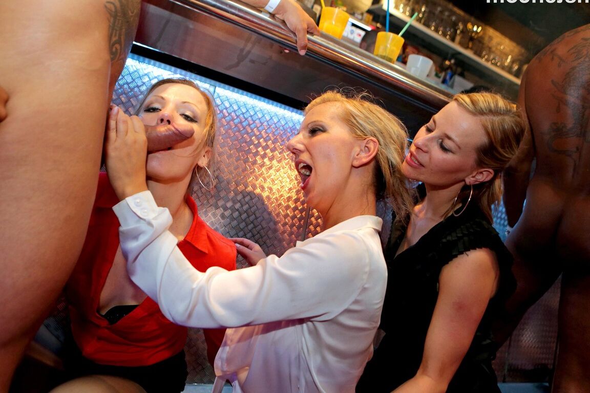 15P Garotas festeiras fazem sexo com mulheres e homens bissexuais em um clube de sexo