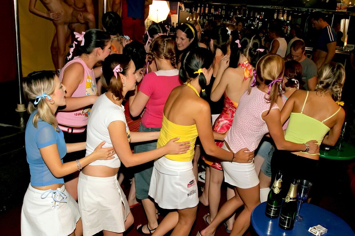 15P Garotas excitadas fazem sexo grupal durante jogos de festa dentro de uma boate