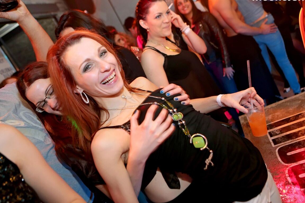 15P As festeiras não conseguem resistir à atração de chupar e foder strippers masculinos