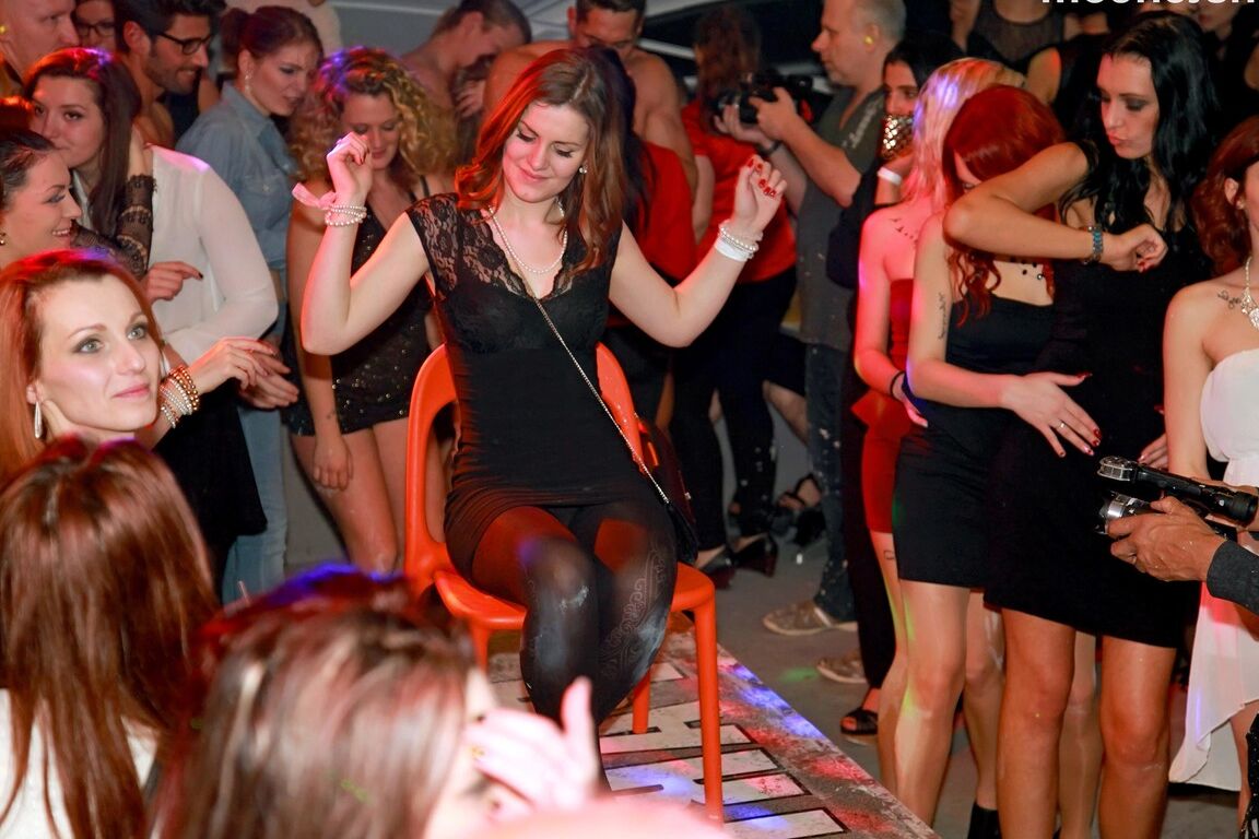 15P As festeiras não conseguem resistir à atração de chupar e foder strippers masculinos