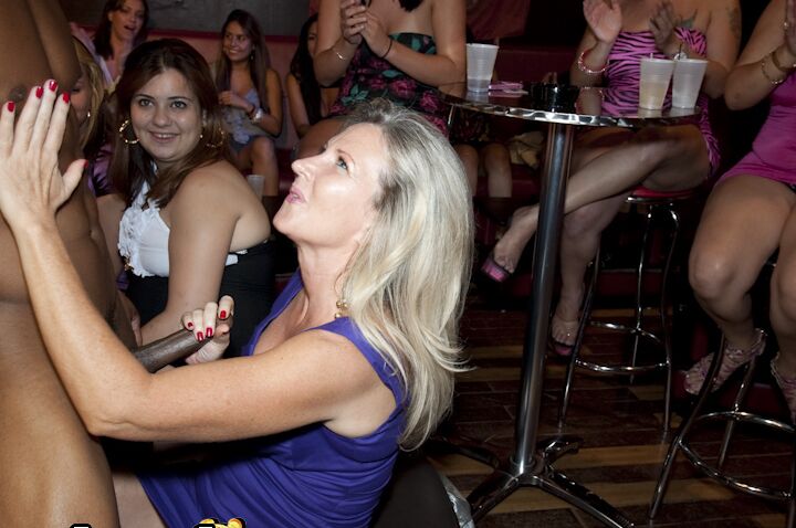 16P Fiesta interracial vestida con chicas sexys que hacen mamadas