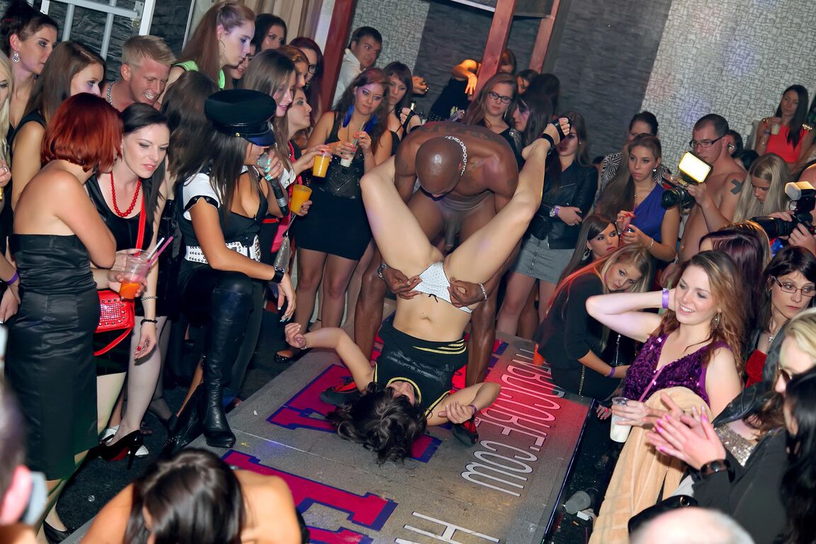 15P Garotas festeiras se soltam e transam com strippers masculinos no palco de um clube