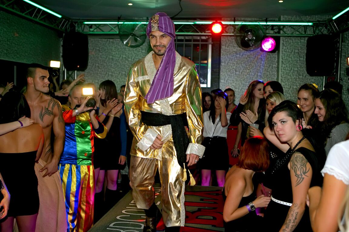 15P Garotas festeiras se soltam e transam com strippers masculinos no palco de um clube