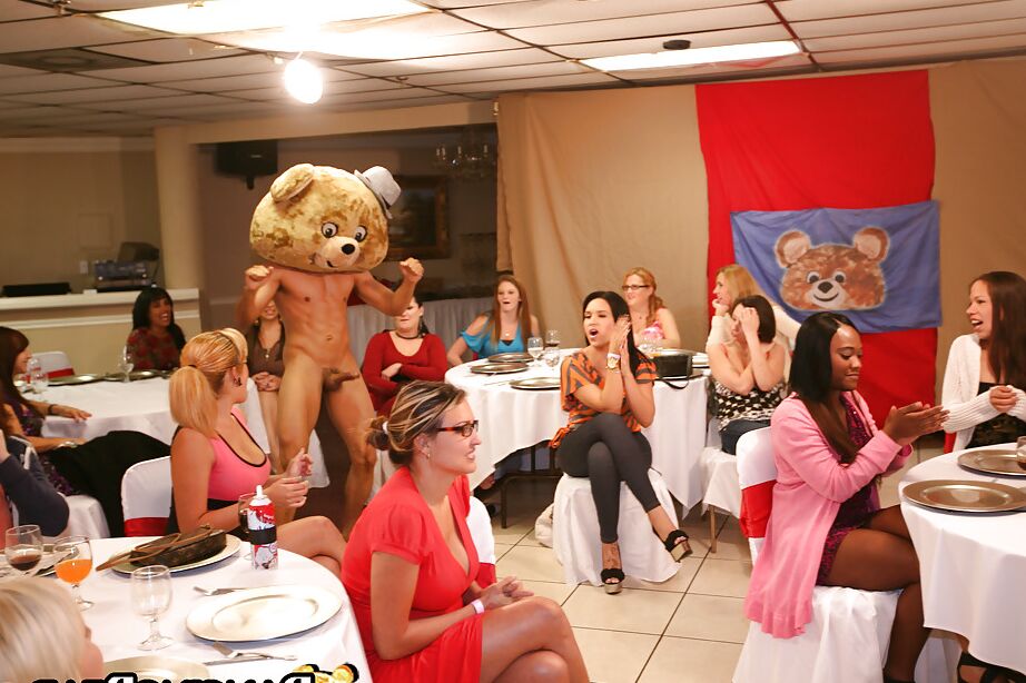 16P Mulheres sacanagens mostram suas habilidades de boquete na festa com strippers masculinos