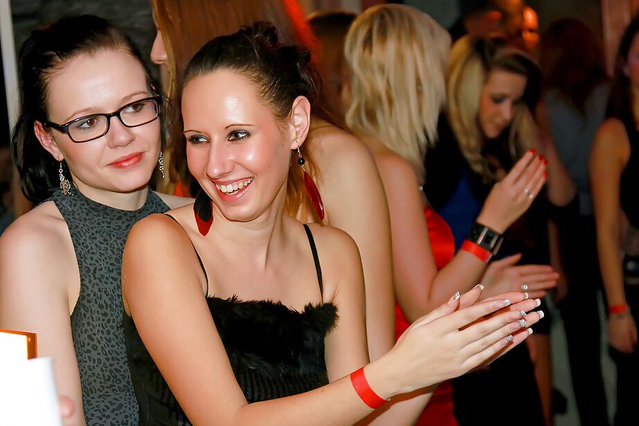 16P Amateurs Twatty se saoulent et se déchaînent à la soirée sexe
