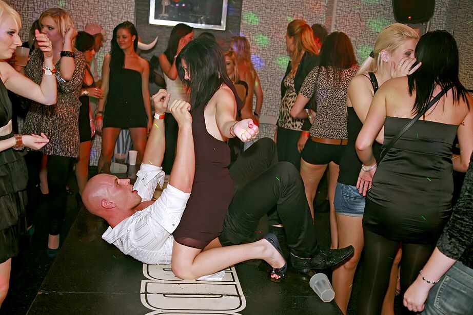 15P Garotas participando da festa se soltam e fazem sexo com strippers masculinos