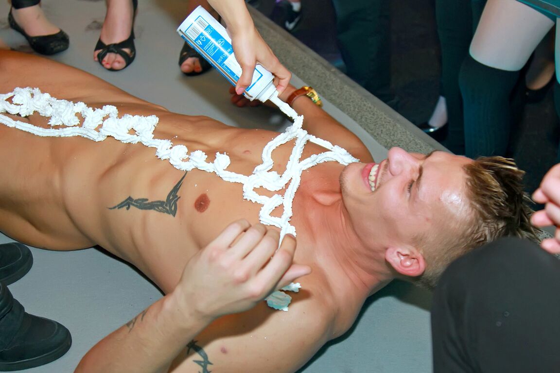 15P Garotas de boates ficam cobertas de chantilly e transam com strippers masculinos
