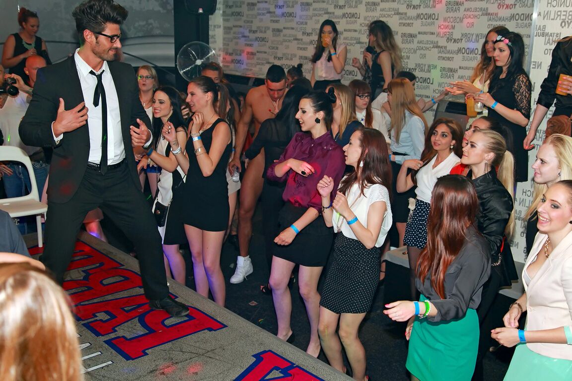 15P Garotas festeiras chupam e fodem strippers masculinos durante uma noitada de mulheres
