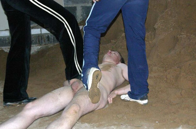 16P Богатые сучки наказывают мясистого рабочего прямо на стройке
