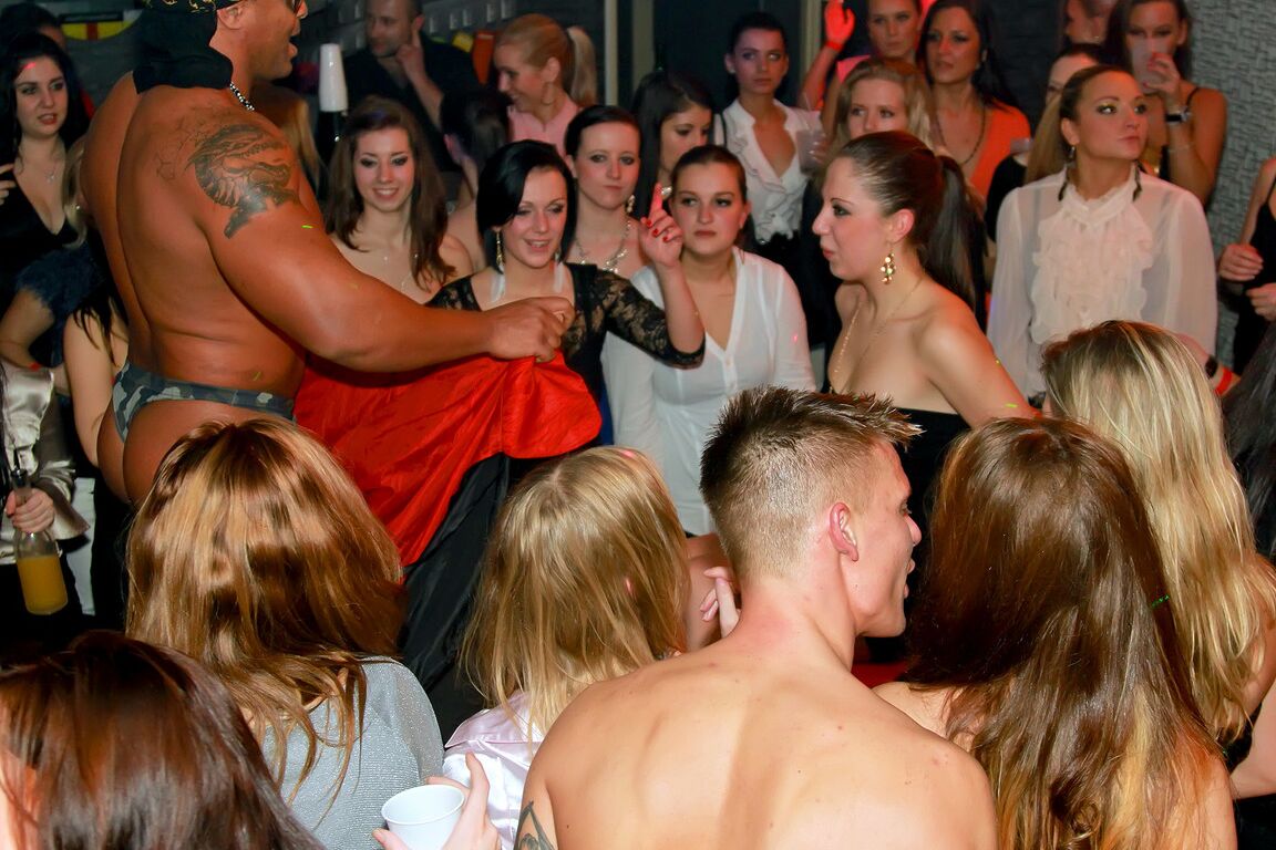 15P Chicas super cachondas divirtiéndose XXX con strippers guapos