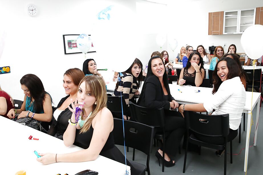 16P Senhoras vestidas deslumbrantes fazendo uma festa de sexo oral no escritório