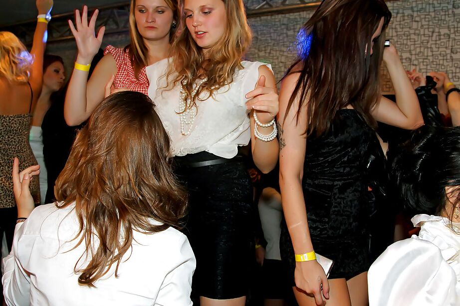 16P Garotas amadoras fodíveis passam um bom tempo na festa de sexo bêbado