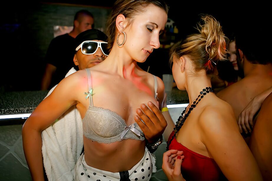 16P Garotas amadoras fodíveis passam um bom tempo na festa de sexo bêbado