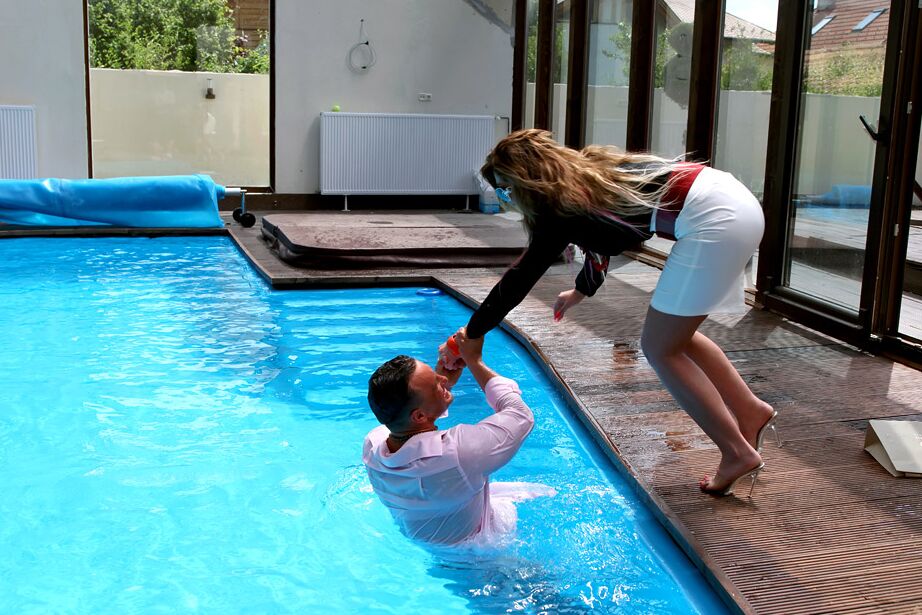 15P Horny couple keeps their clothes on as they fuck in and out of the pool