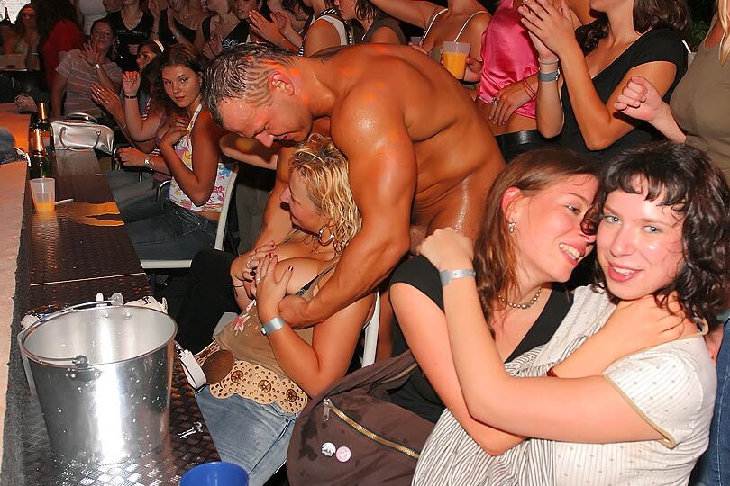 16P Garotas amadoras lascivas se masturbando e chupando paus duros de strippers masculinos