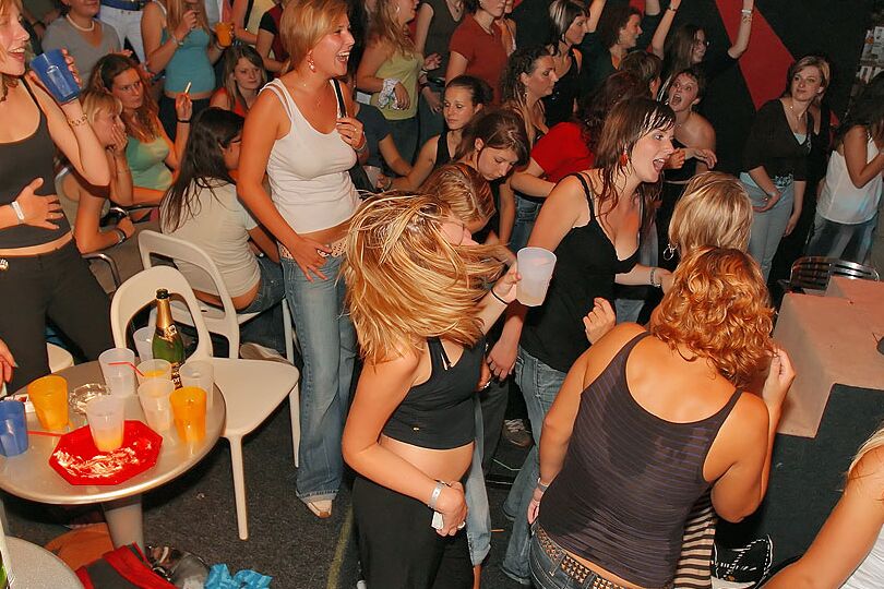 16P Garotas amadoras lascivas se masturbando e chupando paus duros de strippers masculinos