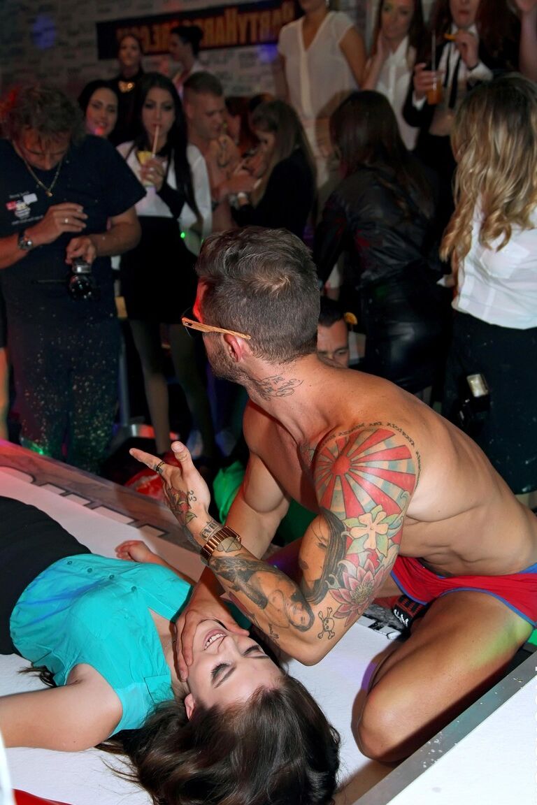 15P Namoradas excitadas chupam BBC e cavalgam pau de stripper em uma festa bêbada selvagem