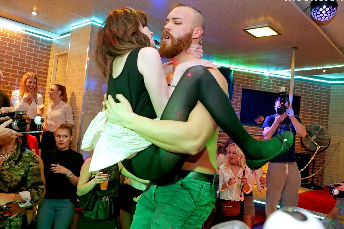 15P Garotas bêbadas chupam e fodem strippers masculinos dentro de uma boate