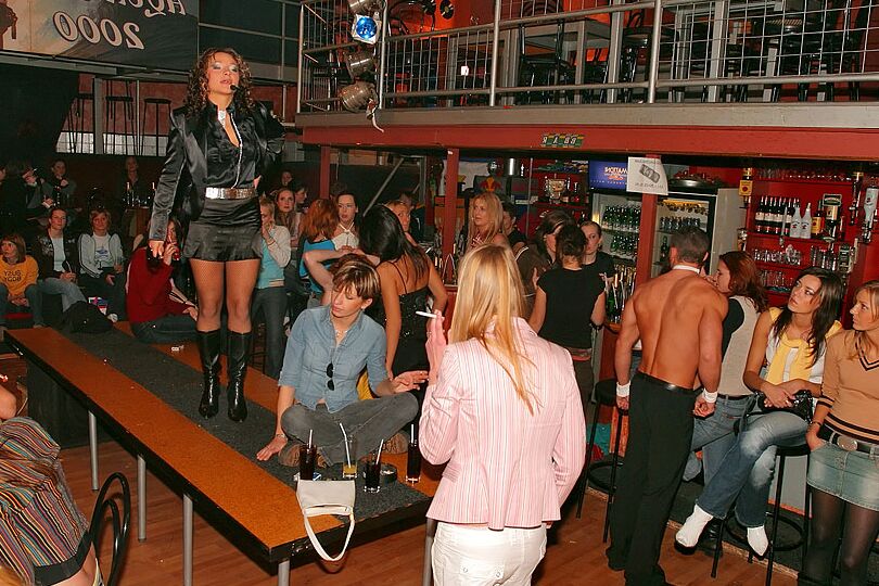 13P Meninas enlouquecem durante sua primeira experiência com strippers masculinos