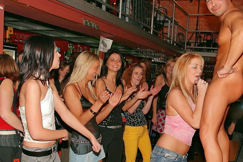 13P Meninas enlouquecem durante sua primeira experiência com strippers masculinos