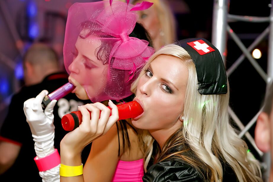 16P Fêtardes sexy jouant avec leurs jouets sexuels et les bites dures des strip-teaseurs