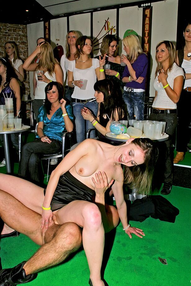 15P Garotas festeiras malucas enlouquecem com strippers masculinos e transam com eles