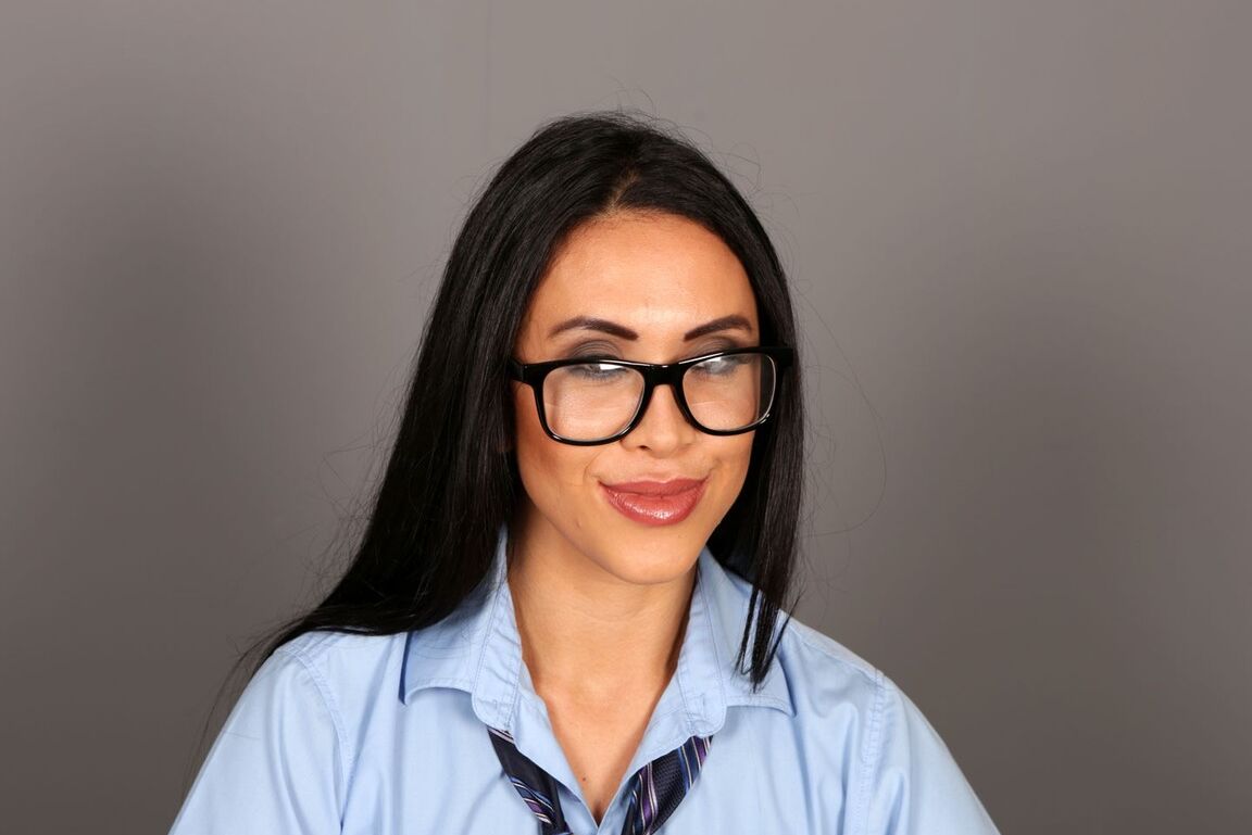 21P Sexy model takes massive facial cumshots on her glasses in CFNM group session