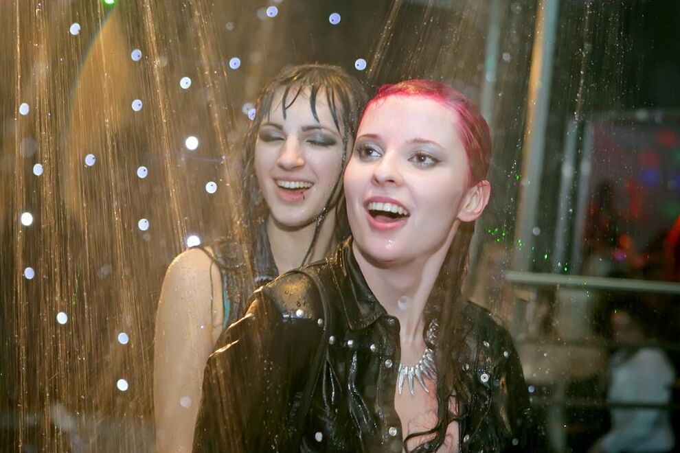 15P Betrunkene Partygirls werden versaut und lutschen und ficken alles, was in Sichtweite ist