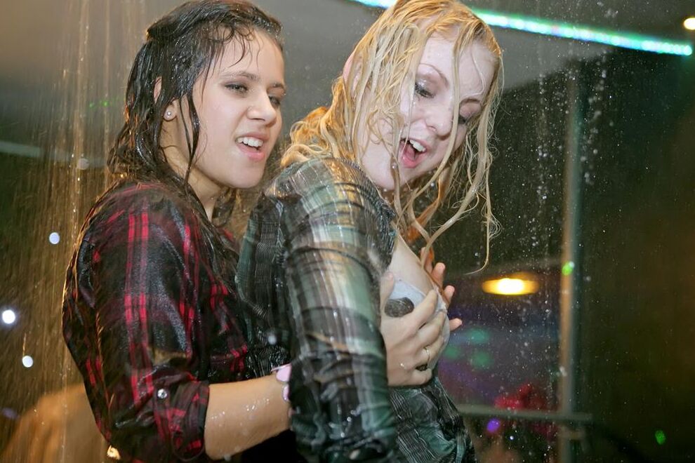 15P Betrunkene Partygirls werden versaut und lutschen und ficken alles, was in Sichtweite ist